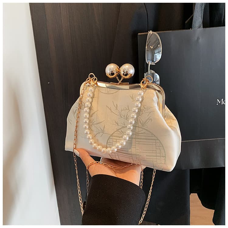 2025 Chinese Style Embroidery Trendy Fashionable New Style Clasp Bag with Pearl Chain Crossbody/Handbag