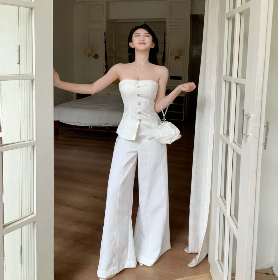 Hot American-style off-the-shoulder bralette with rhinestone embellishments, slits, fitted waist, and beautiful back – a dopamine-inducing spring/summer outfit.