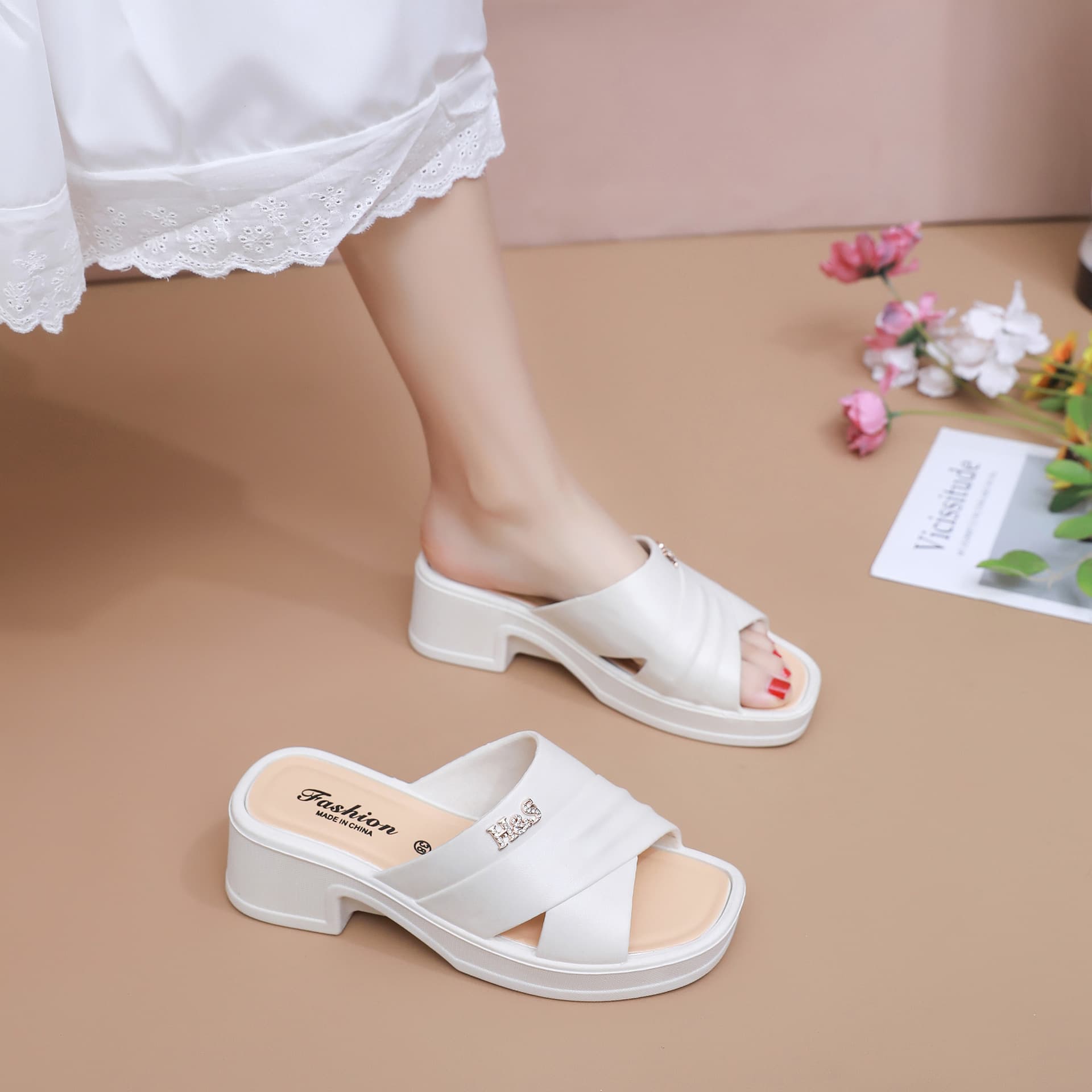 Summer PVC women's breathable wedge platform sandals, stylish and elegant, suitable for indoor and outdoor use, mom slippers.