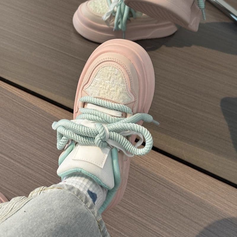 New autumn style white platform sneakers for women, simple design, height-increasing, leg-lengthening, adult leather shoes.