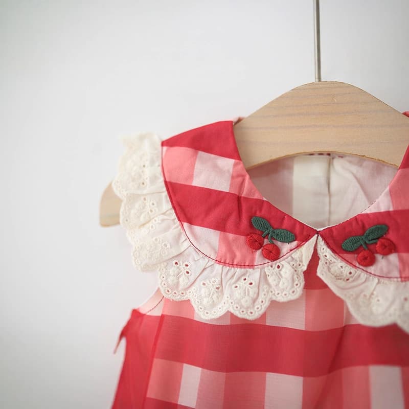 Summer new children's clothing wholesale, cherry blossom lace trim, large Peter Pan collar, plaid sleeveless dress for girls.
