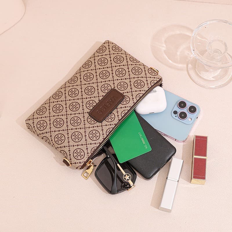 New women's monogrammed shoulder/crossbody bag, factory wholesale, for middle-aged mothers shopping, mobile phone, and coin purse, cross-border e-commerce.