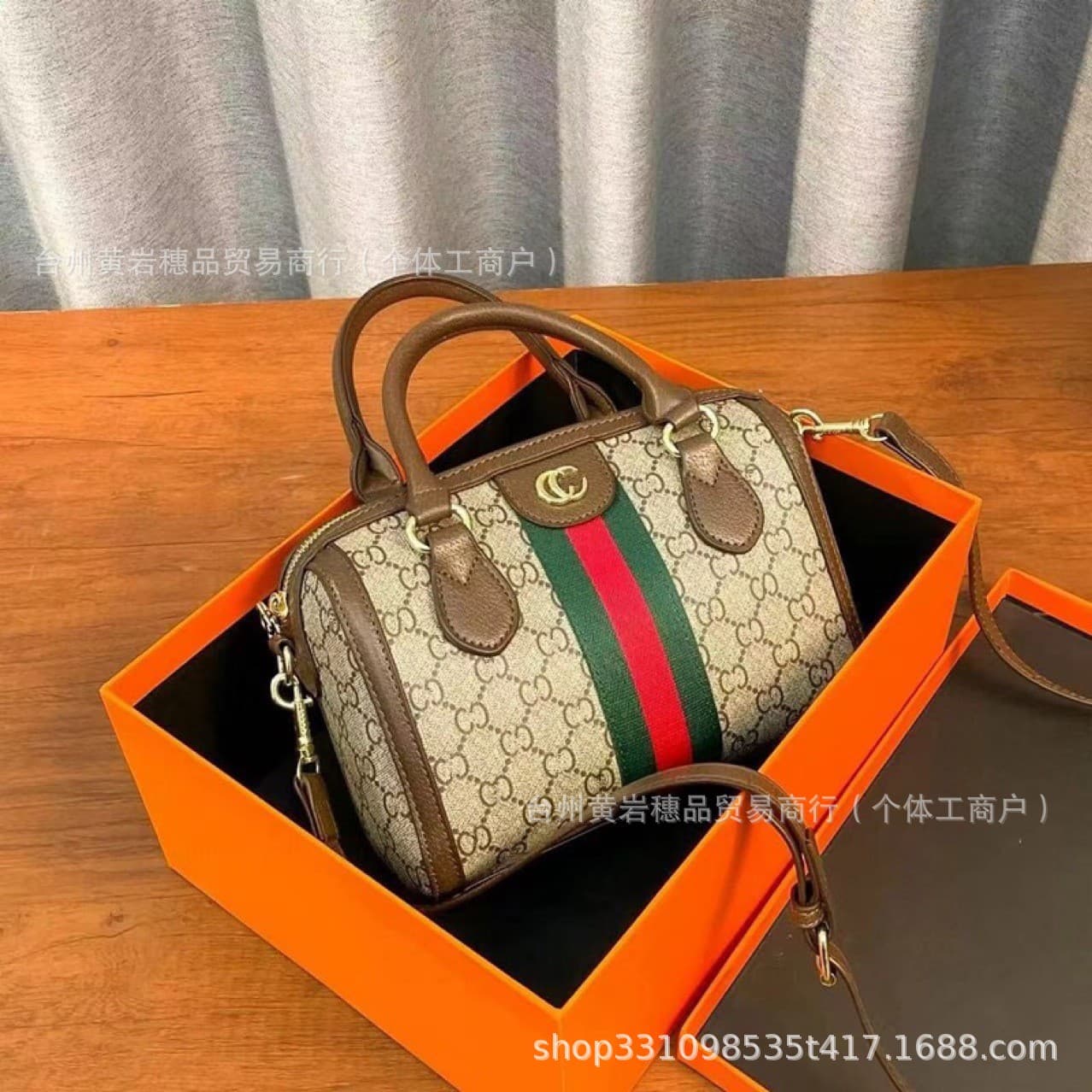 Foreign trade hot-selling printed letter PVC tote pillow bag, European and American retro style shoulder bag, large capacity wholesale.