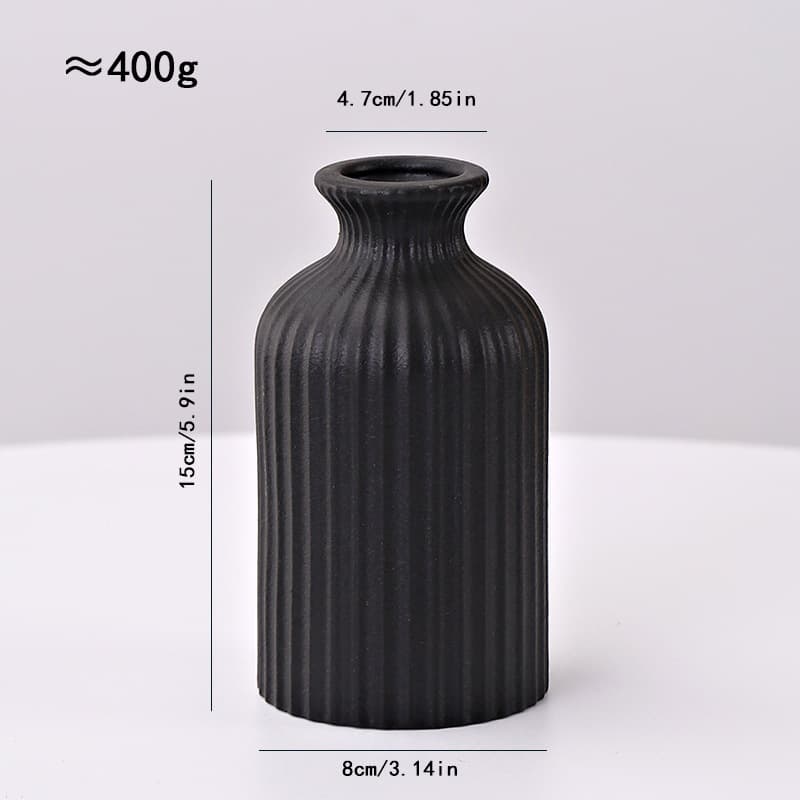 Instagram-style black linear ceramic vase, perfect for living room flower arrangements and dried flower decorations, a Nordic-style creative dining table ornament.