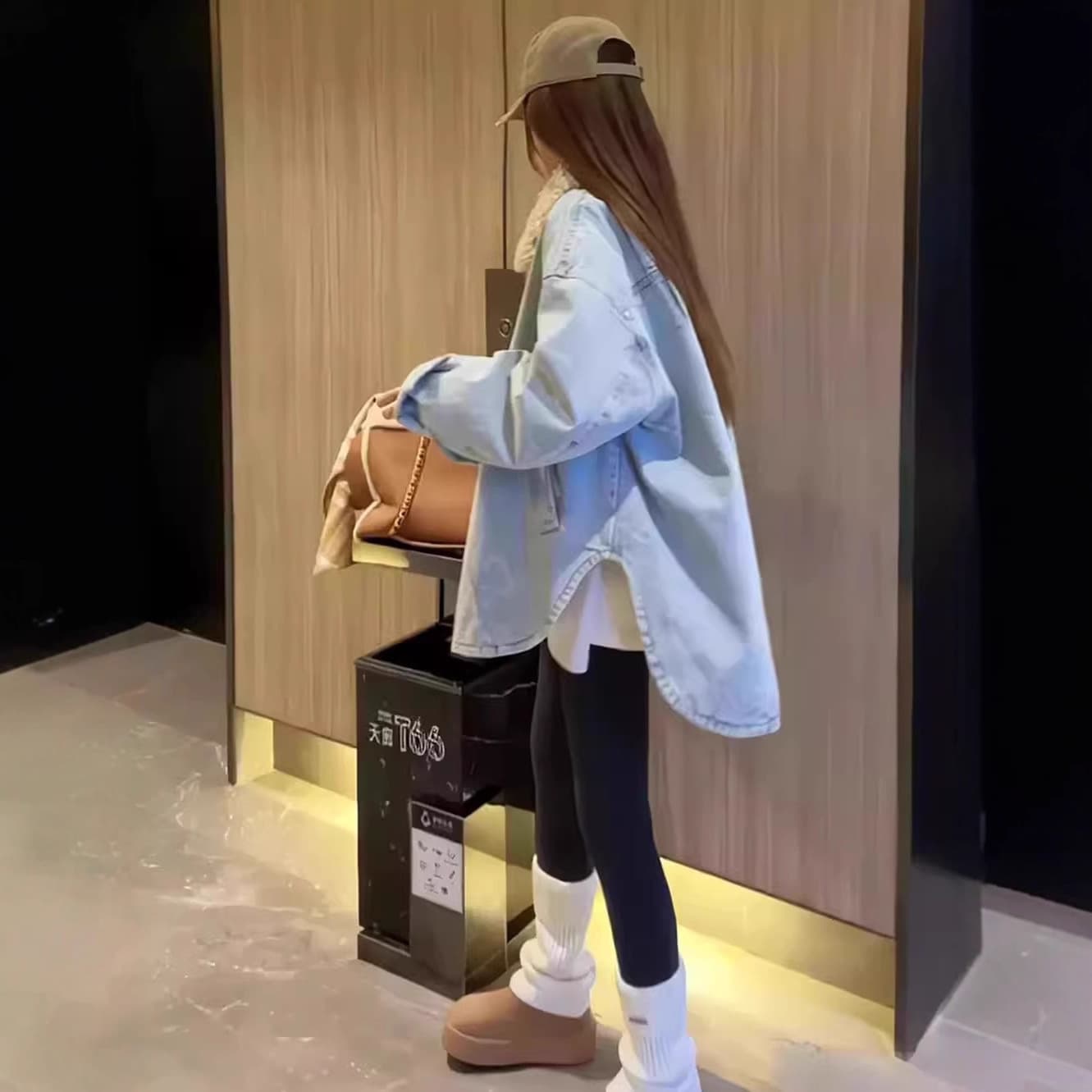 New autumn/winter style lamb fleece quilted collar denim jacket for women, loose fit, thickened and fleece-lined, mid-length cotton coat.