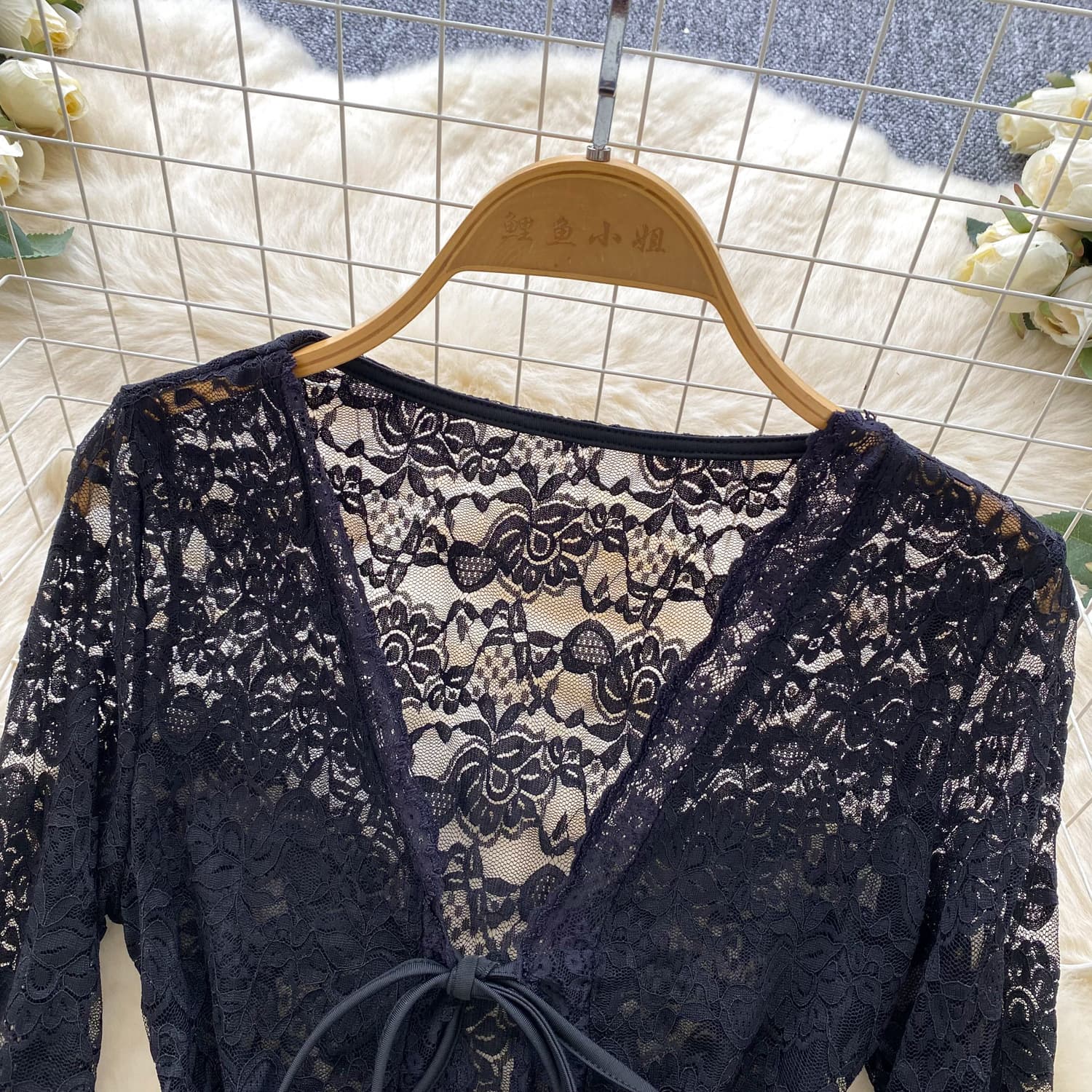 Carefully selected European and American women's clothing, export style, ins-inspired pure and alluring, subtly hollowed-out, tie-waist, bell sleeve, thin lace cardigan
