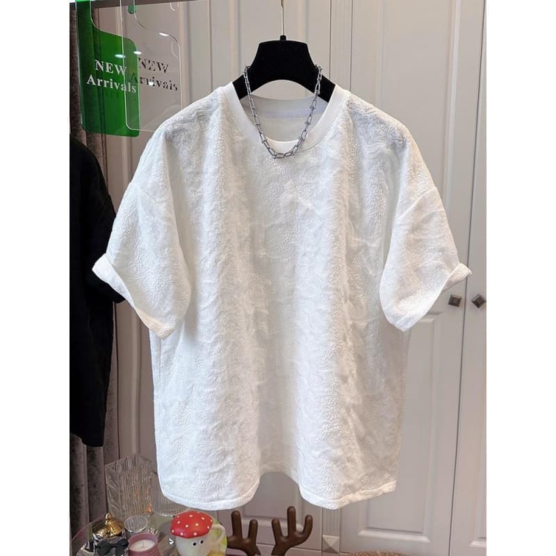 This year's trendy loose-fitting short-sleeved T-shirts with a three-dimensional texture are perfect for women. They're solid colors, versatile, and stylish – a new summer 2025 style.