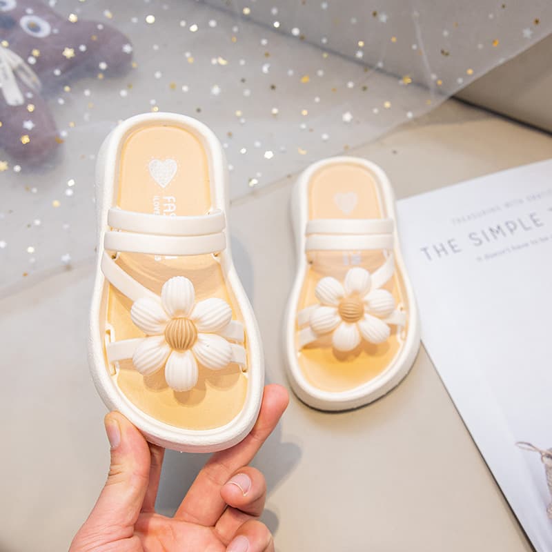 Girls' slippers, new summer style, 2025, non-slip, soft sole, princess style, fresh floral design, two-way flat sandals.