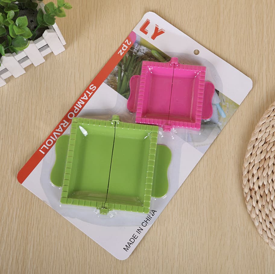 Square solid color plastic household dumpling mold, 2 pieces.