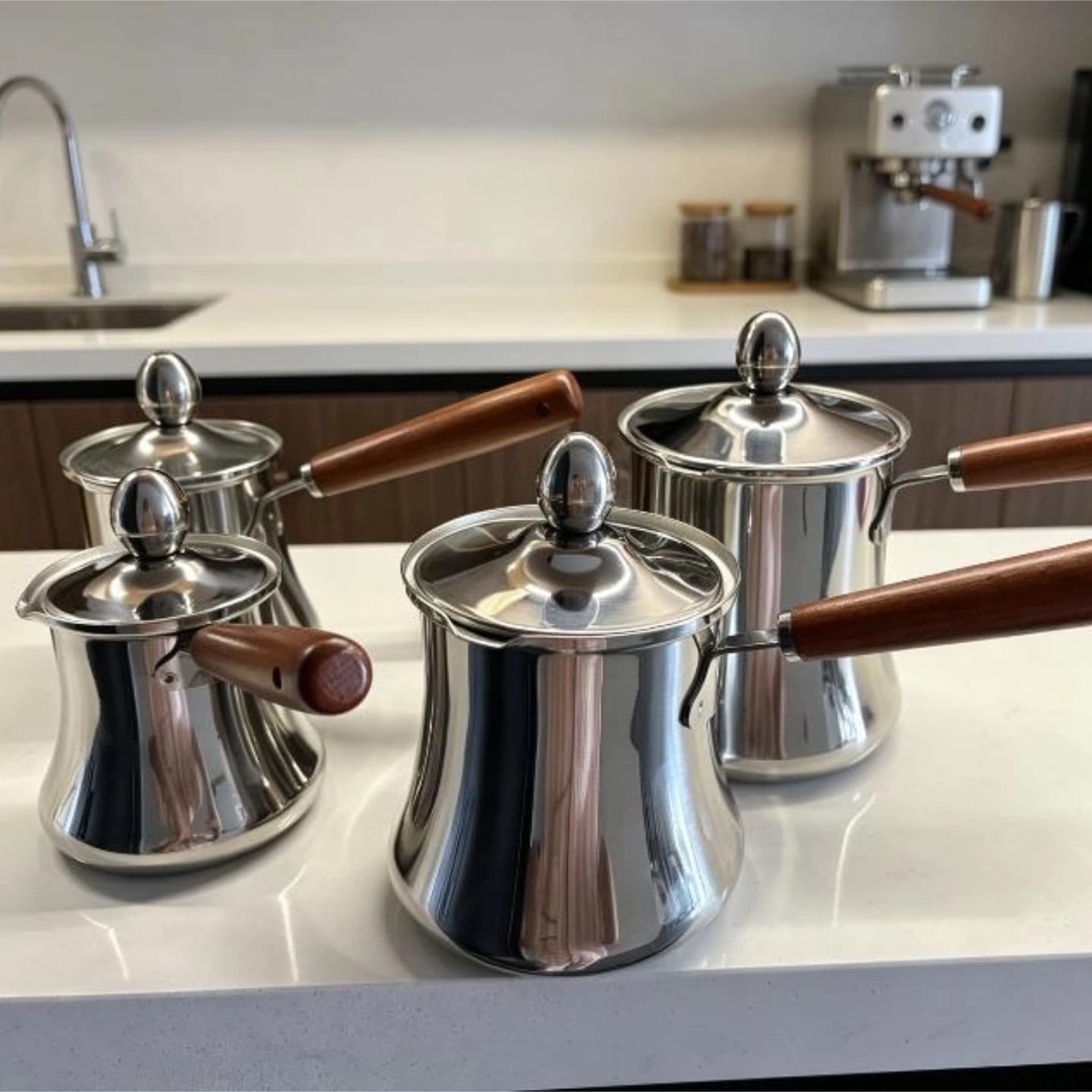 Turkish Thickened Stainless Steel Wooden Handle Milk Cup with Lid, Long Handle Anti-Overflow Coffee Pot, Milk Pot, Outdoor Kettle