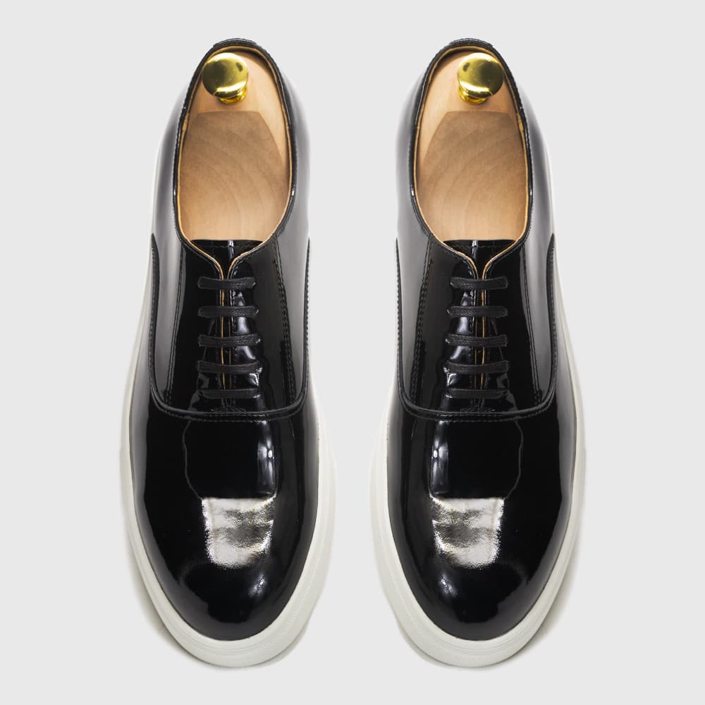 Plus-size flat sneakers for men, casual leather shoes, cowhide lace-up, versatile and stylish men's shoes.