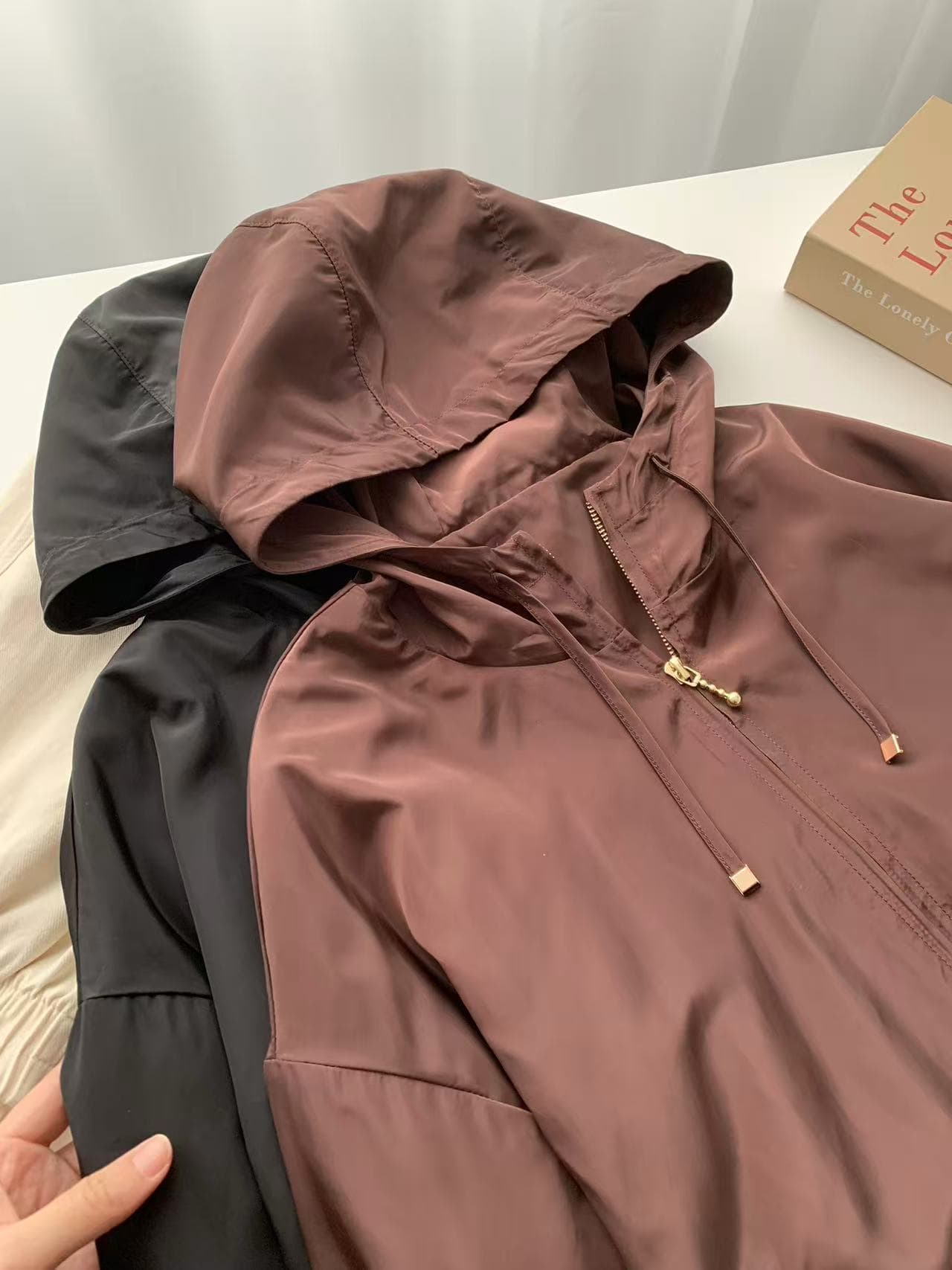 Lazy-style hooded zip-up short trench coat for women, 2026 spring Korean style, loose fit, slimming and casual top.