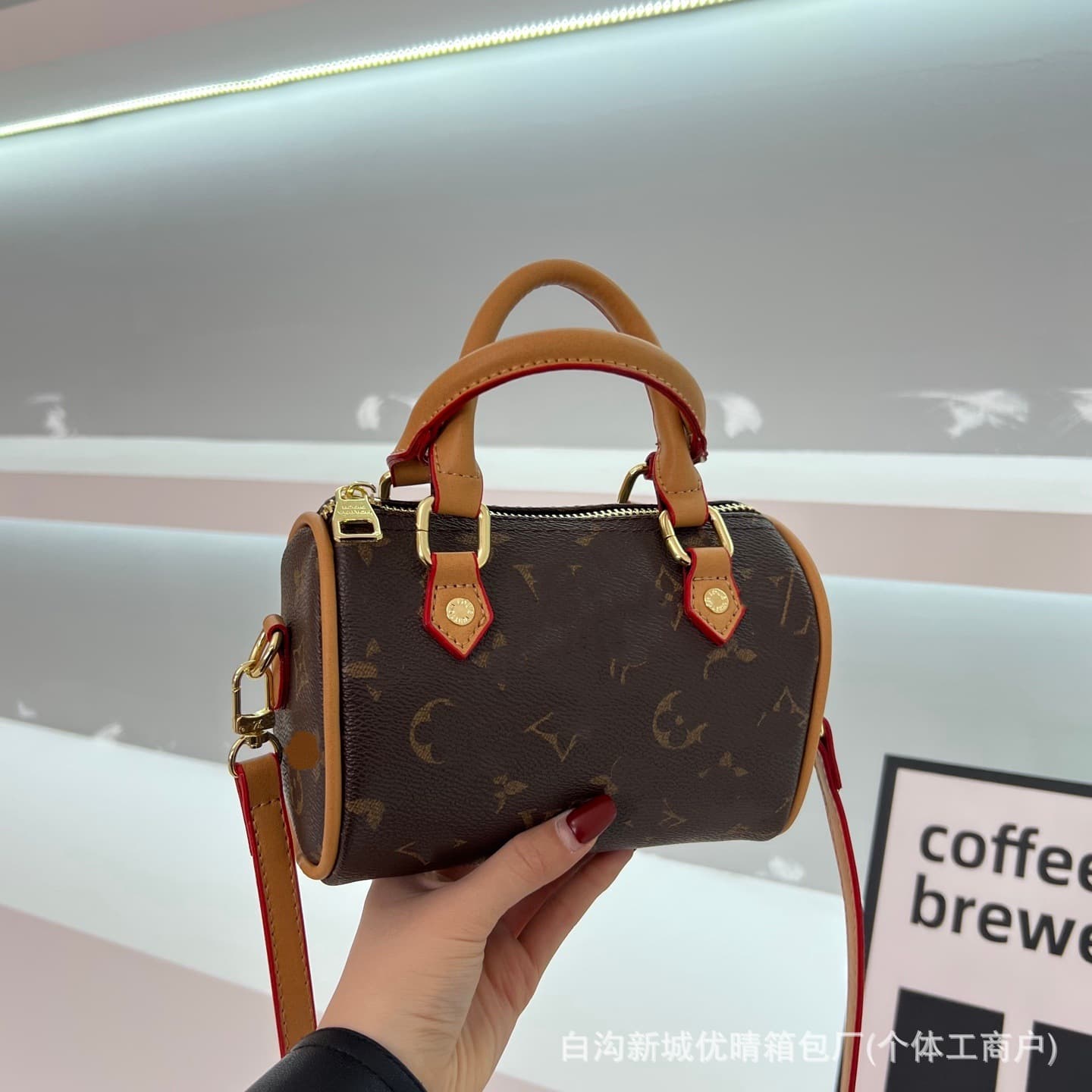 2025 Louis Vuitton Cross-Border Retro Style Women's Large Capacity Boston Pillow Bag, Light Luxury, Versatile Commuter Phone Bag