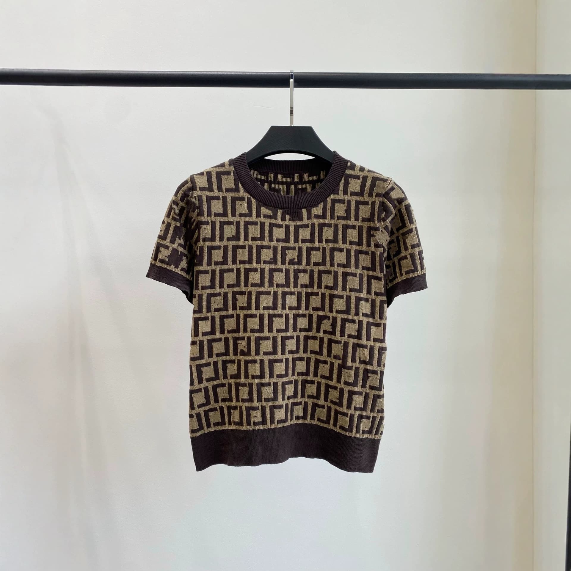 Shenzhen Nanyou High Version Fendi 26 Summer New Full Print Monogram Letter Round Neck Knit Short Sleeve