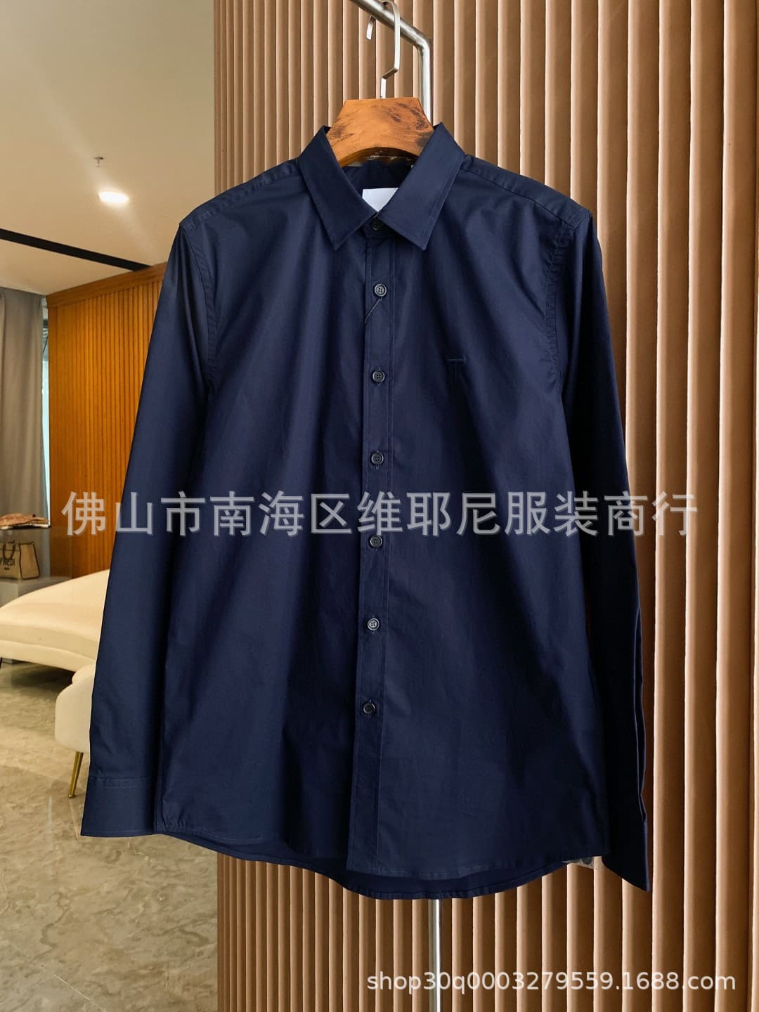 Correct version of the British brand Burberry solid color minimalist shirt with TB embroidery on the chest, a versatile shirt for both casual and business occasions.