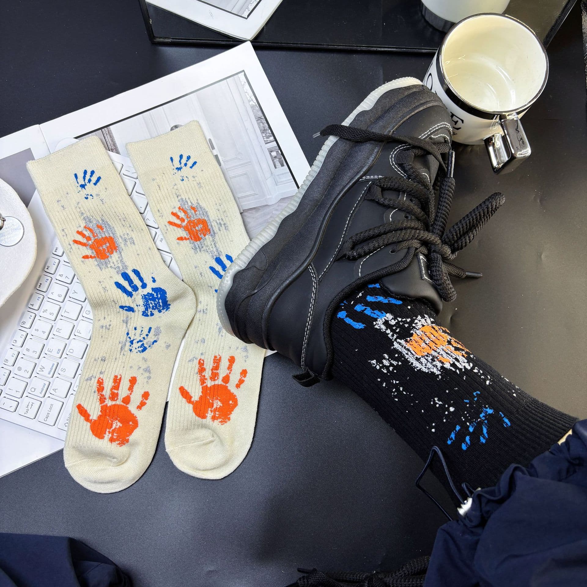 European Style Couple Socks Fall Winter New Colorful Graffiti Palm Pattern Trendy Mid Calf Socks