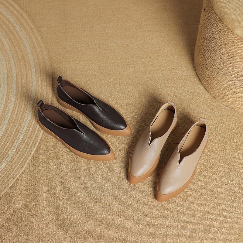Soft and comfortable full sheepskin loafers, 2025 autumn platform low heel pointed toe genuine leather V-mouth women's shoes.