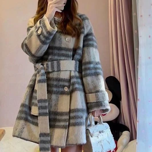 Stylish and loose-fitting plaid mid-length thick wool coat for petite women, new autumn and winter style.