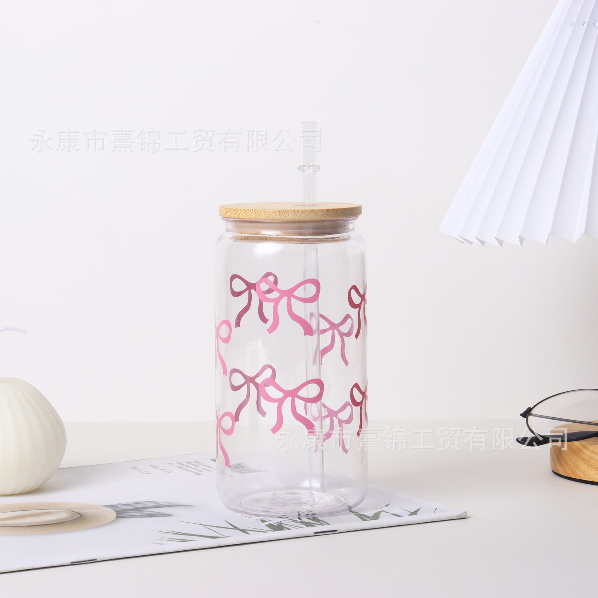 Popular 16oz Mason tumbler with bow design, portable plastic water bottle with single-layer bamboo lid and straw, wholesale.