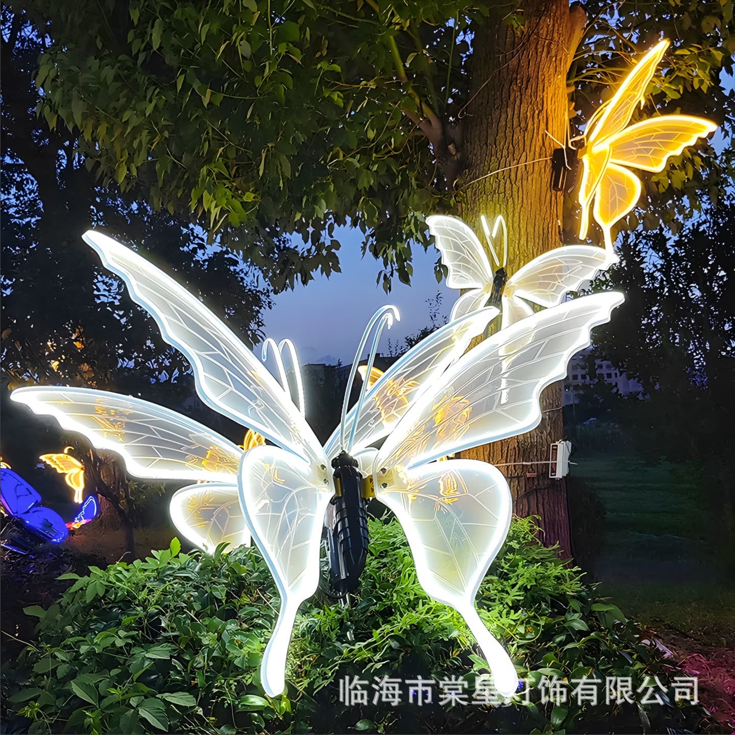 Solar-powered LED dynamic butterfly light, outdoor waterproof festive decoration, landscape lighting, park lighting, tree hanging light.