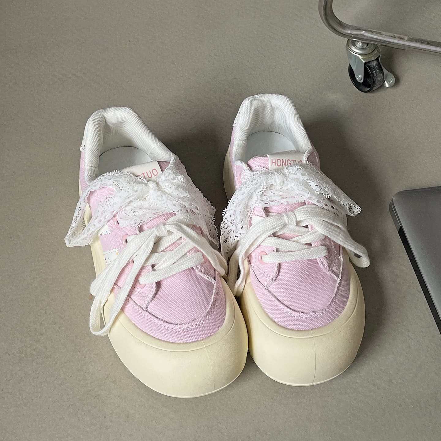 Queen-style trendy versatile casual platform sneakers for women, perfect for summer 2025, featuring height-increasing and chunky toe shoes.