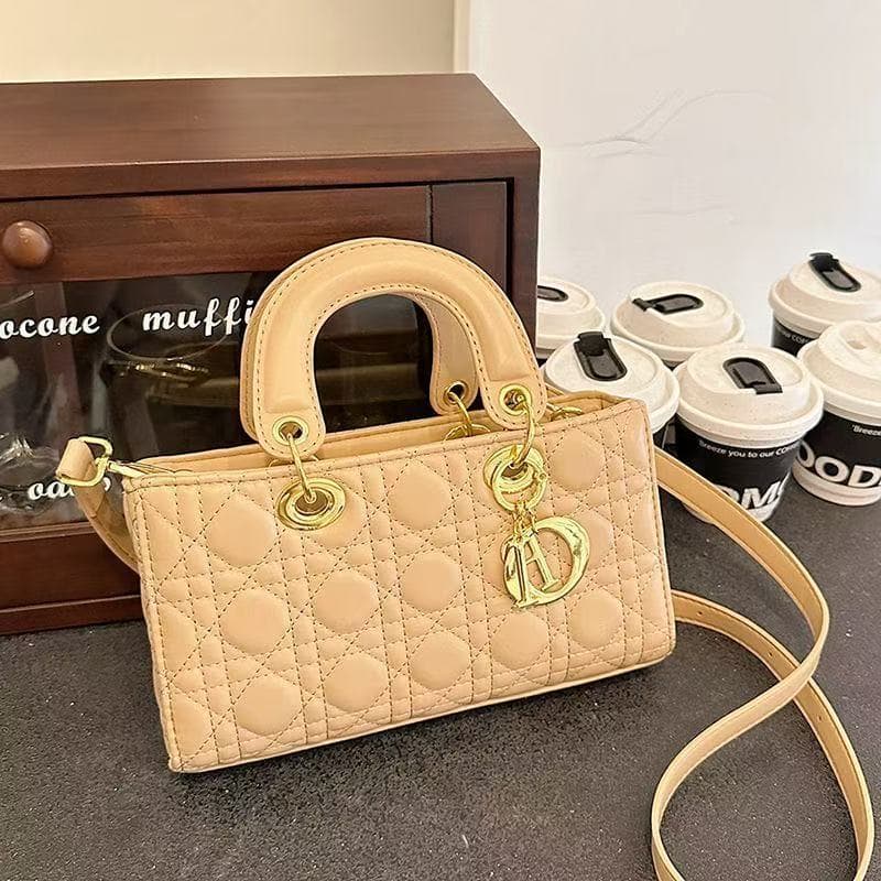 High-end, niche, horizontal Lady Dior bag, 2026 new style, retro fashion, versatile shoulder/crossbody, light luxury handbag.