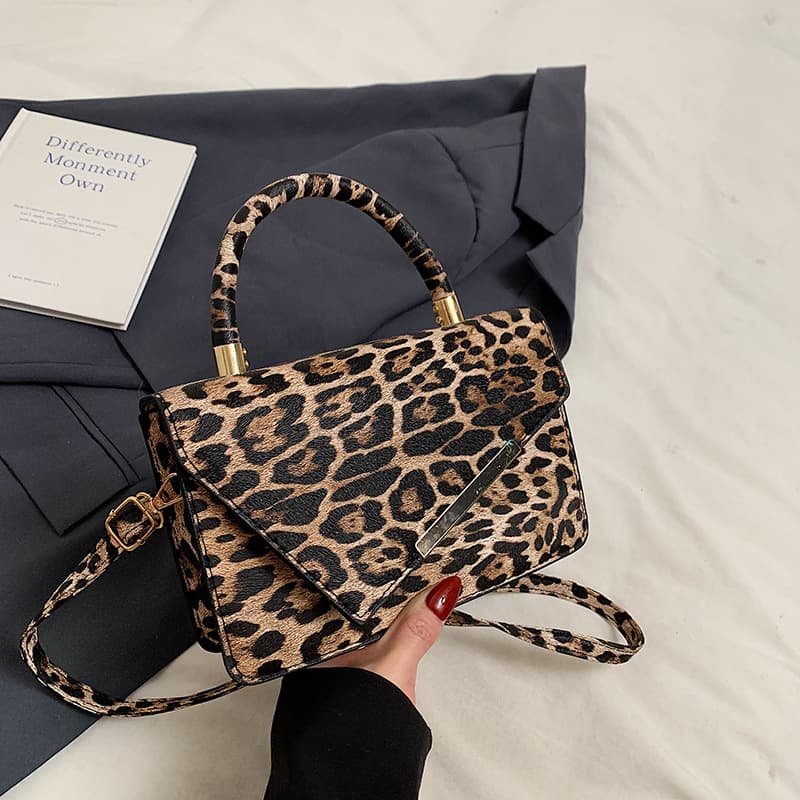 2024 New Niche Versatile Leopard Print Shoulder Bag, Stylish and Simple, Underarm Bag, Chain Crossbody Bag, Unique Crossbody Bag