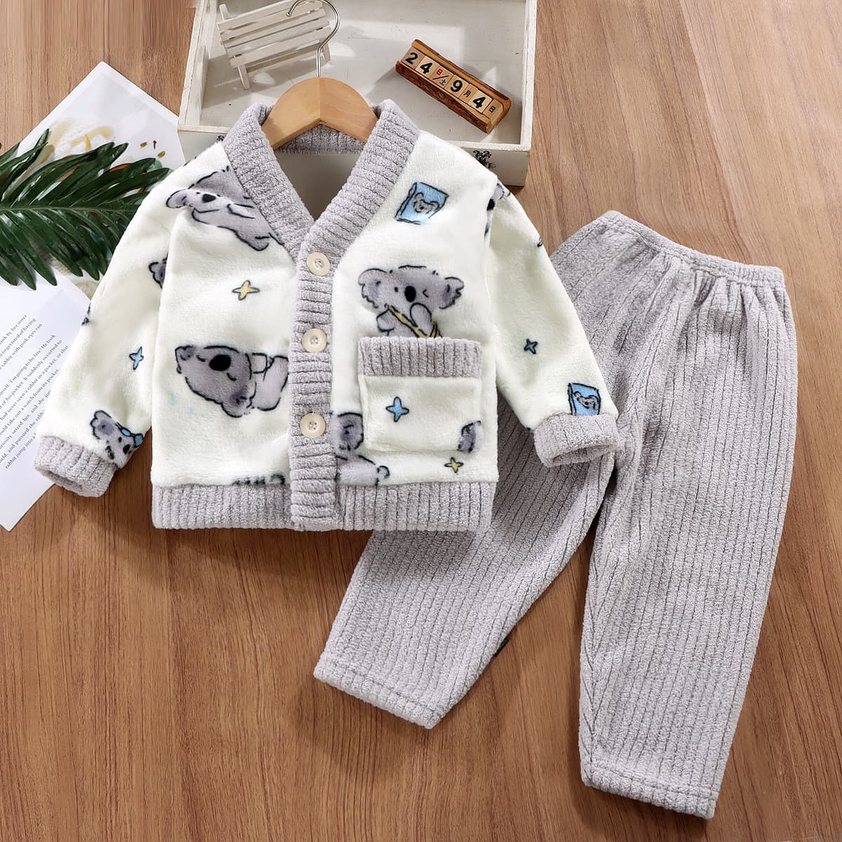 New children's flannel pajama set for boys and girls, fleece-lined autumn and winter loungewear, thickened coral fleece, cute style.
