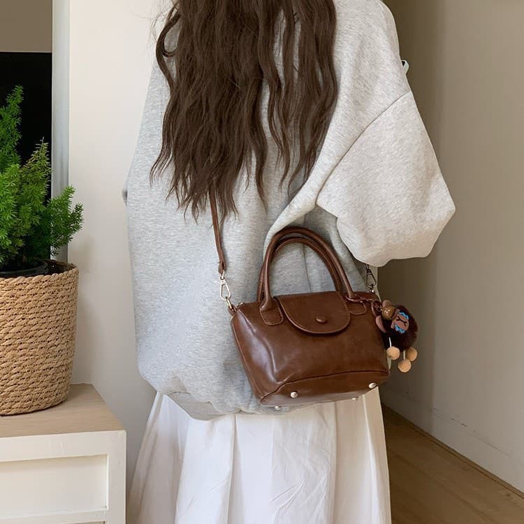 High-end, niche, super popular women's handbag, 2025 new style, chic, versatile, retro fashion, tote bag for work and commuting.