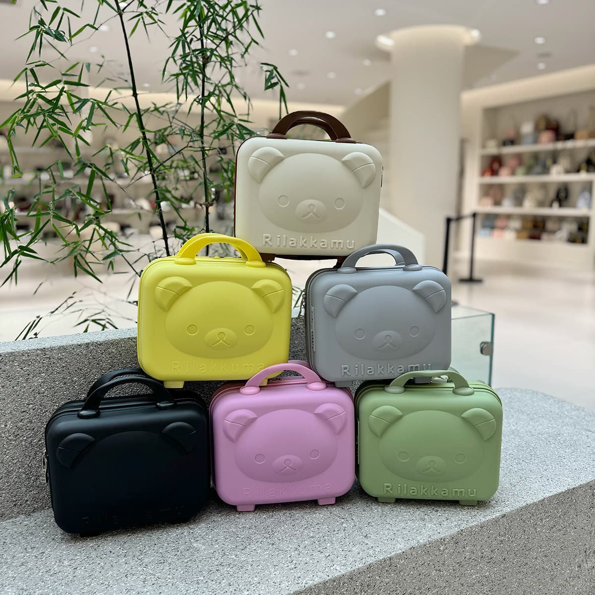 Wholesale 14-inch PP cosmetic case with combination lock, large capacity storage box, 3D bear new style souvenir mini handbag.