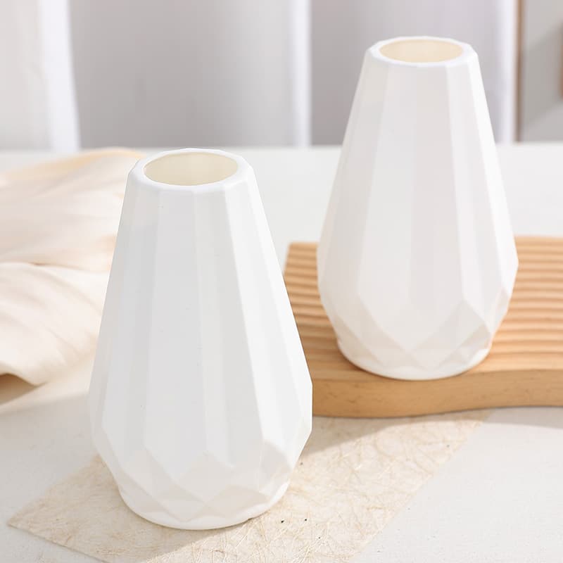 Simple Modern Ins Twisted Irregular Plastic Vase, Light Luxury Desktop Home Art White Small Vase
