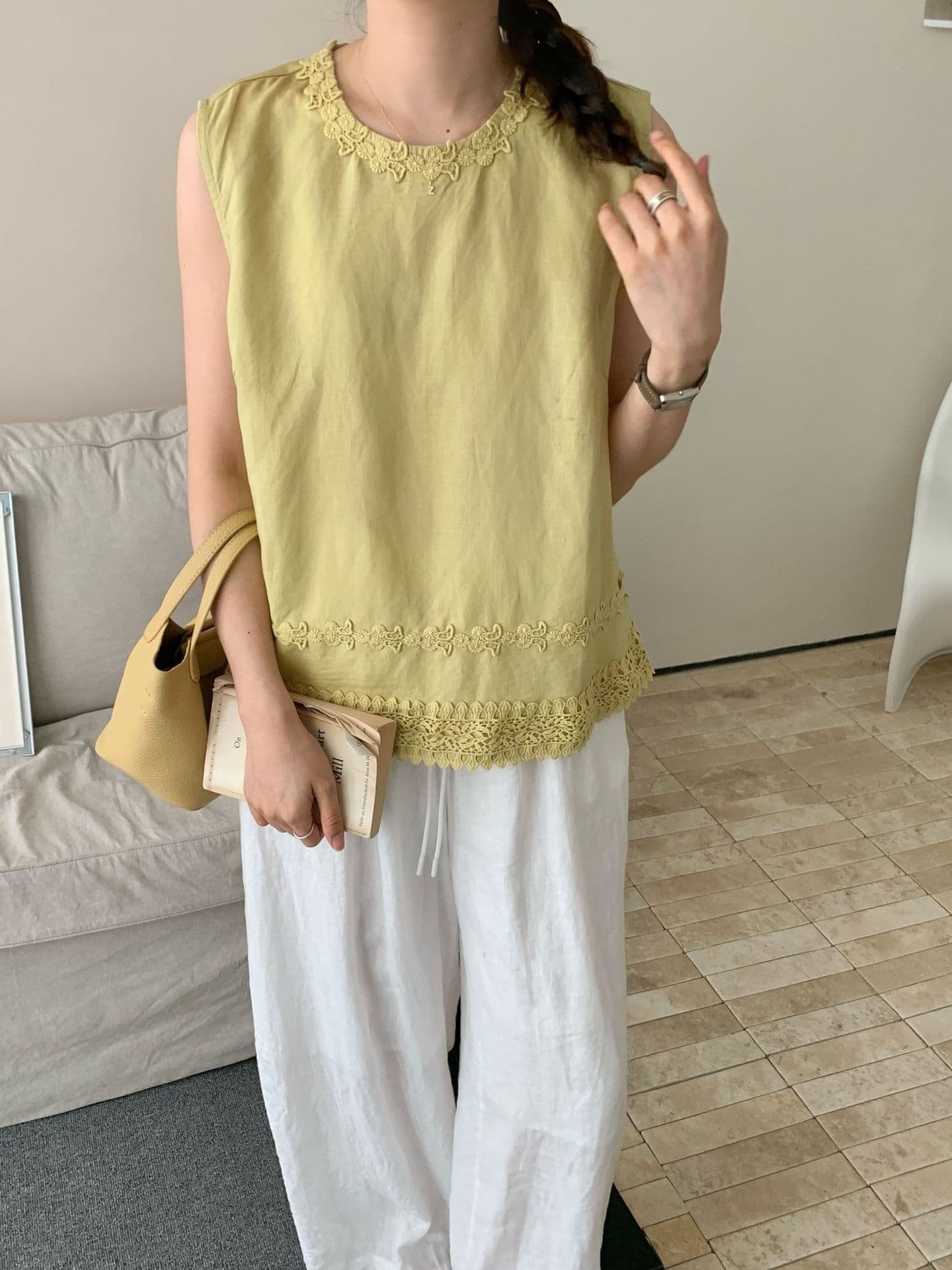 Sleeveless linen vest shirt for women, new summer 2026, Korean style, fashionable round neck, embroidered crochet, versatile top.