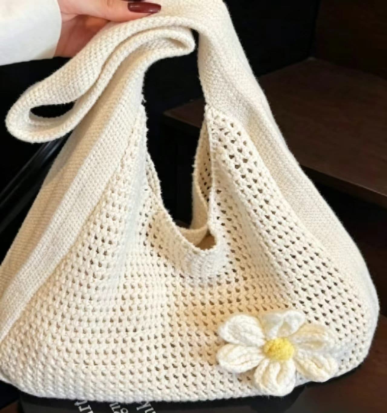Hollow-out hand-woven straw bag for women, casual large capacity, beach vacation shoulder bag, knitted tote bag.
