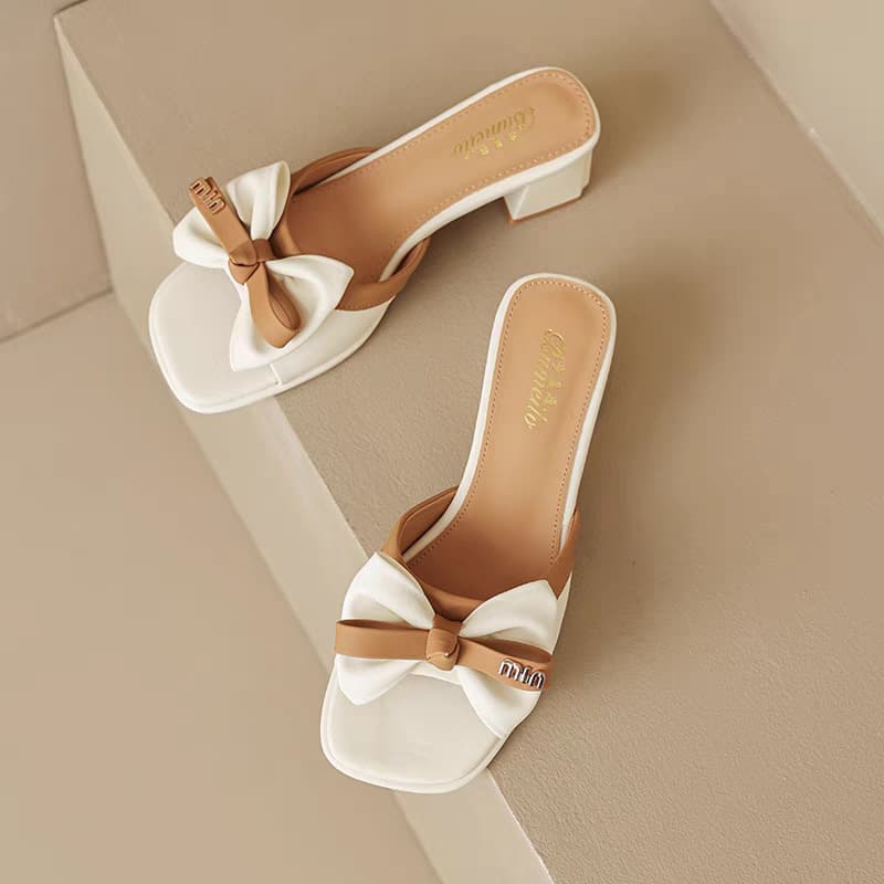 French-style sandals, new 2026 women's fashion trend, mid-heel, chunky heel, half-length slippers with bow, square toe, suitable for outdoor wear.