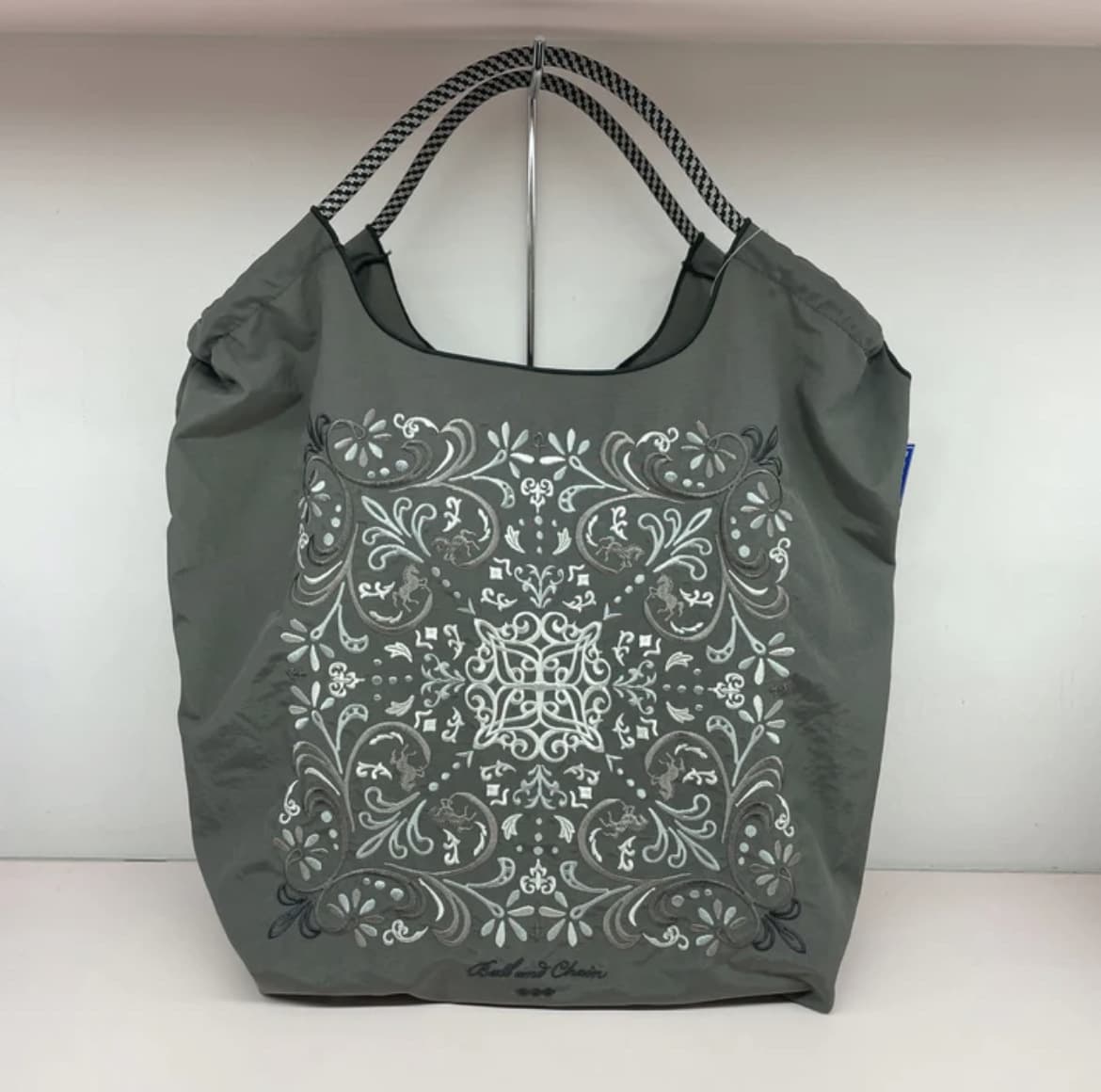 Trendy Japanese-style ball chain shopping bag with floral embroidery, a fashionable and versatile shoulder bag for everyday use.