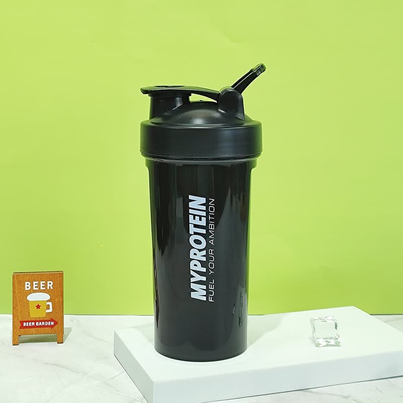 Portable sports and fitness water bottle for students, 500ml transparent travel cup, shaker cup with mixing scale for milkshakes and protein powder.