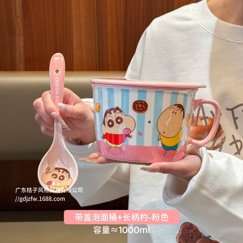 Crayon Shin-chan co-branded instant noodle bowl, ceramic with lid and handle, large capacity, suitable for dormitories and home use, cute cartoon snail rice noodle bowl.