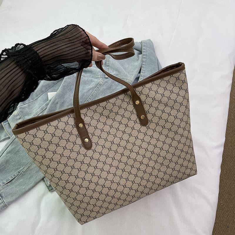 Commuter Personality Large Capacity Tote Bag for Women 2025 Summer New Stylish Niche Trendy Shoulder Bag Textured Women's Bag