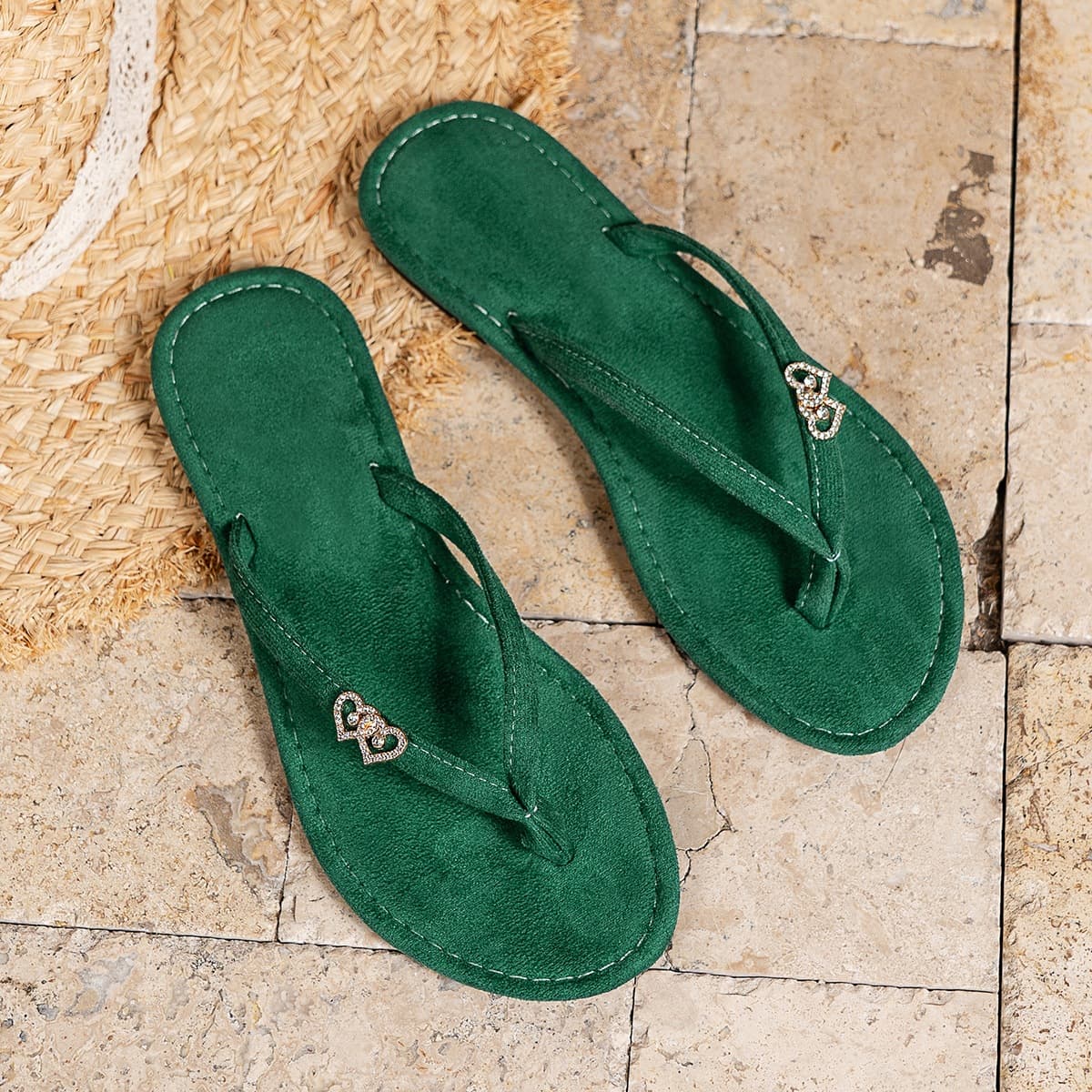 Foreign trade summer fashionable flip-flops, simple, flat, non-slip, suitable for vacations and beaches, plus size women's sandals