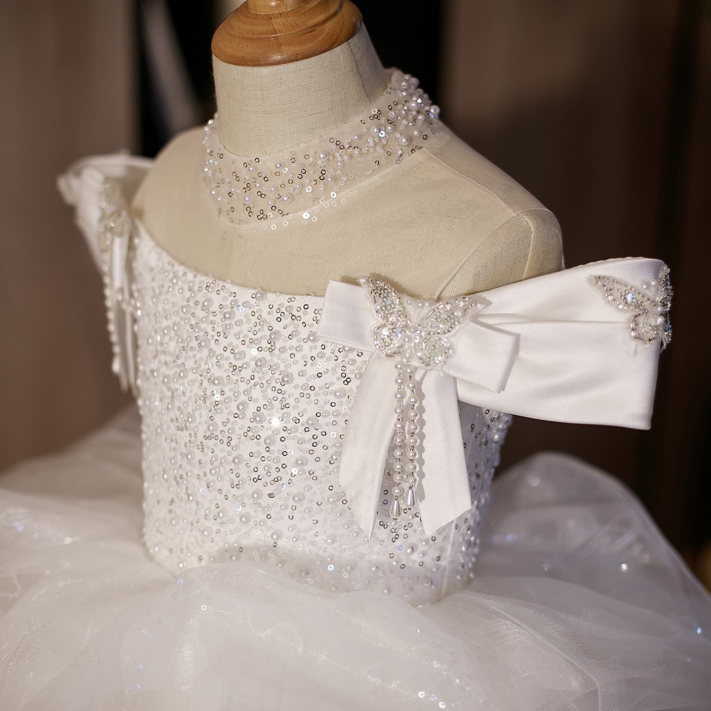French-style high-end, light luxury white children's birthday princess dress, emcee, piano performance, wedding flower girl