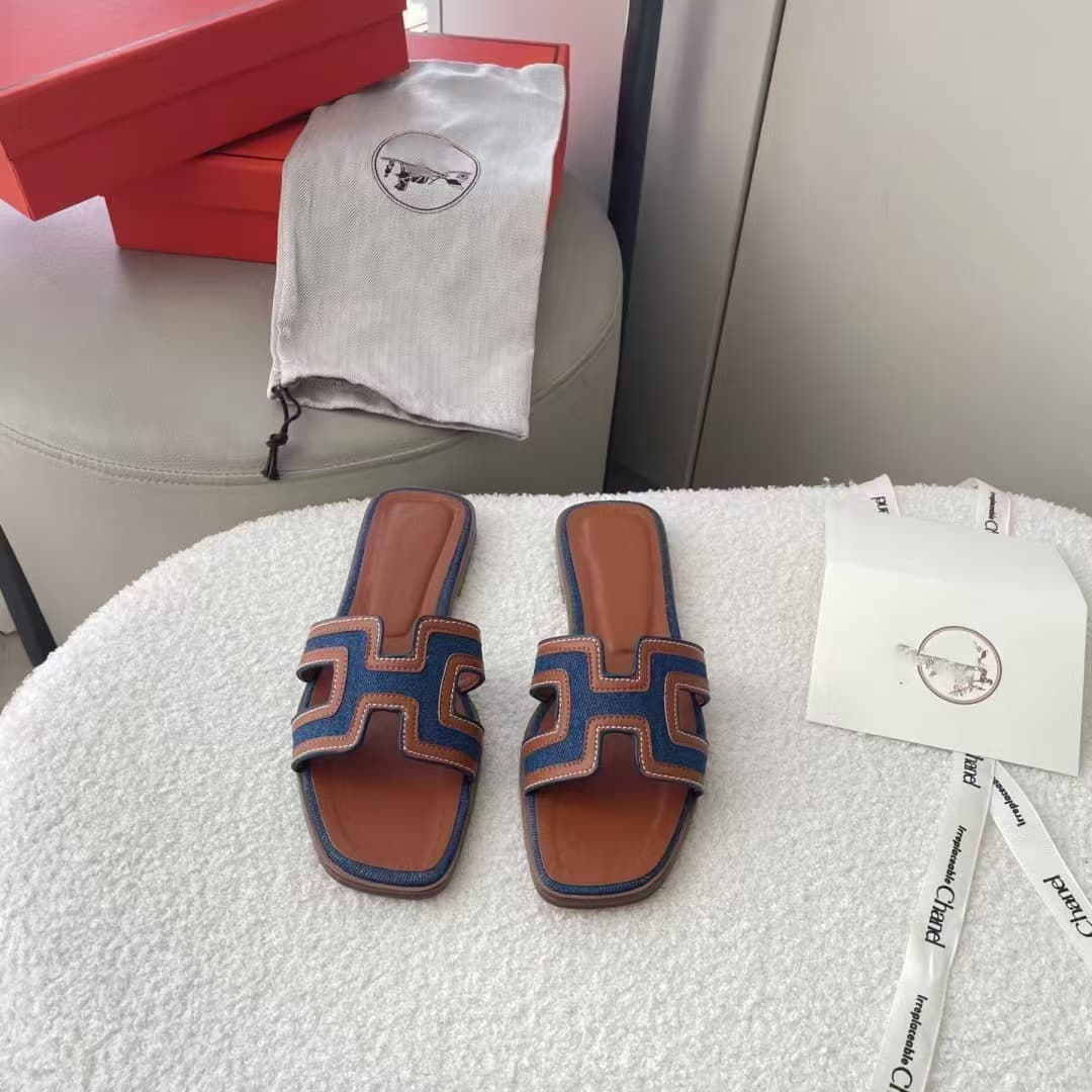 H Women's Summer 2026 New Fashionable Flat Leather Sandals for Outdoor Wear, Rhinestone Seaside Travel, One-Strap