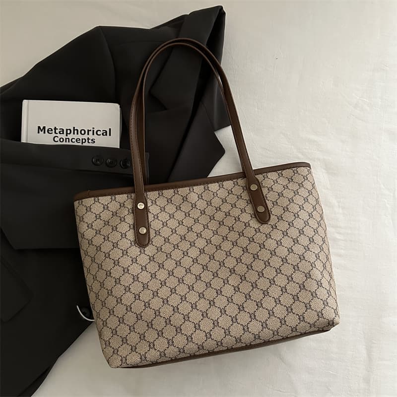Simple and stylish large-capacity tote bag for women, 2024 winter new trendy tote bag with printed design for commuting, handbag and shoulder bag
