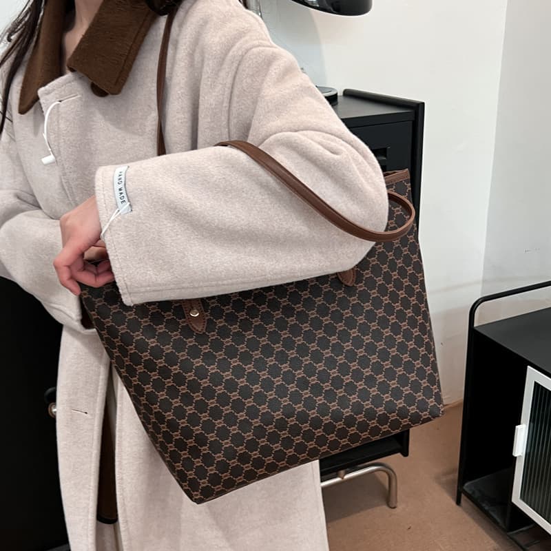 Large Capacity Tote Bag for Women Commute, Personalized 2025 New Style, Niche Trendy Single Shoulder Textured Handbag