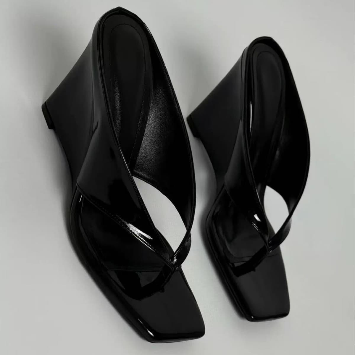 In Stock European American Patent Leather Wedge Toe Clip Flip Flop Sandals Women 2026 Summer