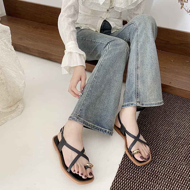 2026 New Toe-Loop Sandals Women Summer Outdoor Internet Celebrity Ins Flat Roman Sandals Single Toe Clip Women's Shoes