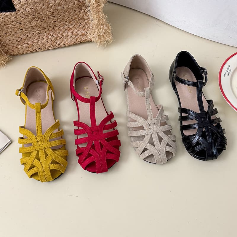 French retro clogs, closed-toe woven sandals, women's 2026 new style, flat, pig-shaped shoes, summer hollow-out Roman sandals