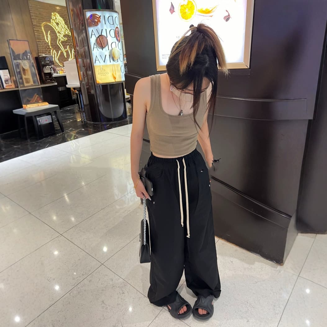 Bella also loves wearing basic styles like tank tops as inner layers in her casual outfits.
