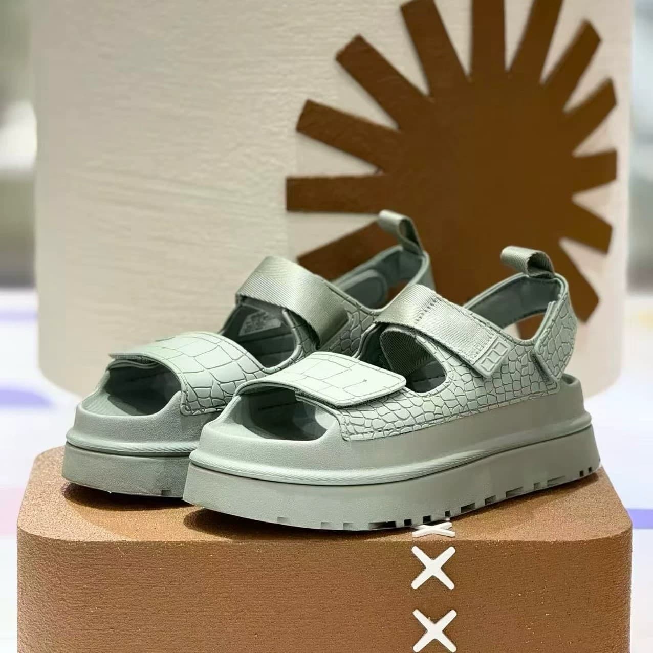 2026 Summer New Style Stylish and Versatile Thick-Soled Open-Toe Velcro Casual Sandals for Women, Gold Embossed Texture, High-Style and Versatile, In Stock