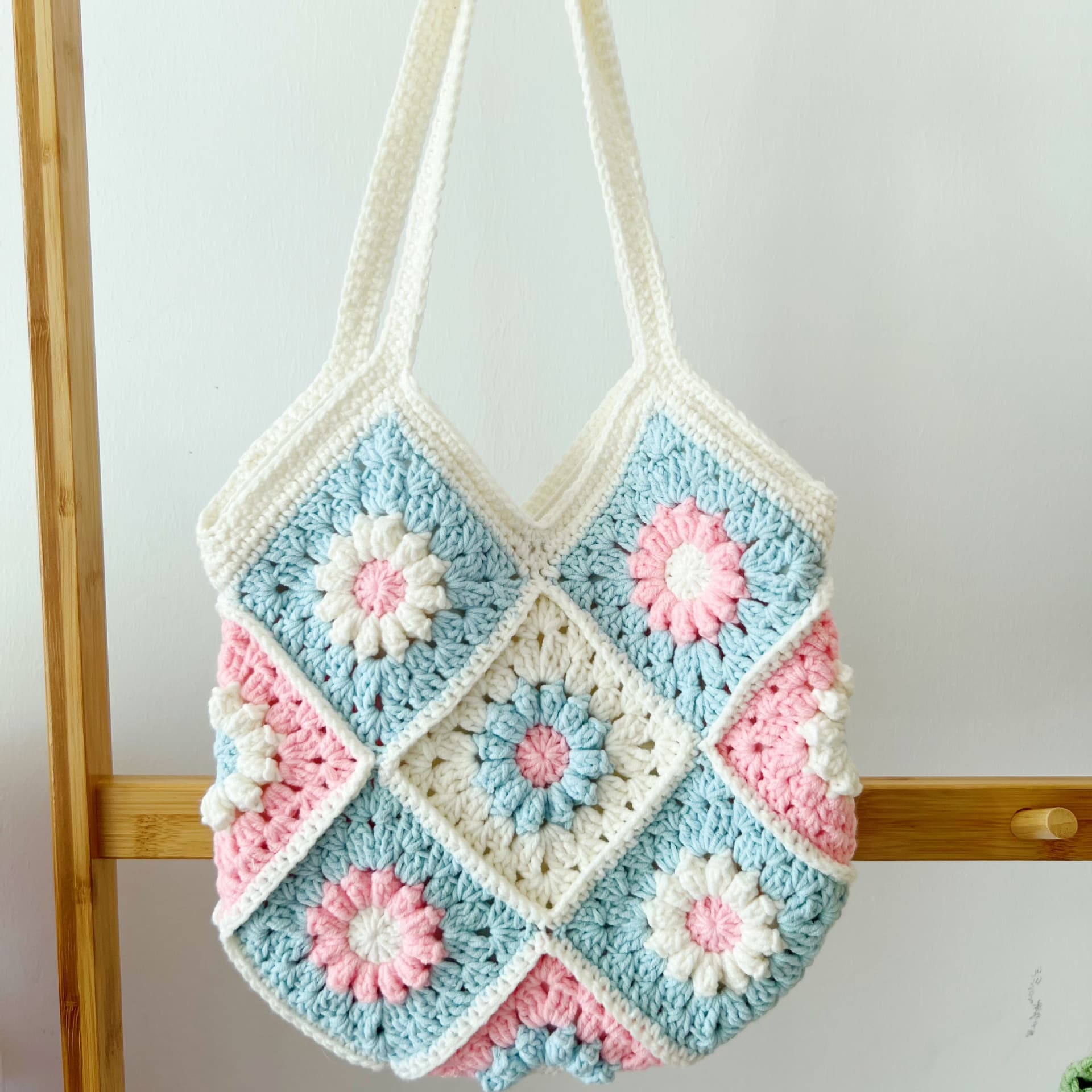 Wholesale finished handmade crocheted daisy granny check shoulder bag yarn material knitted women's handbag versatile