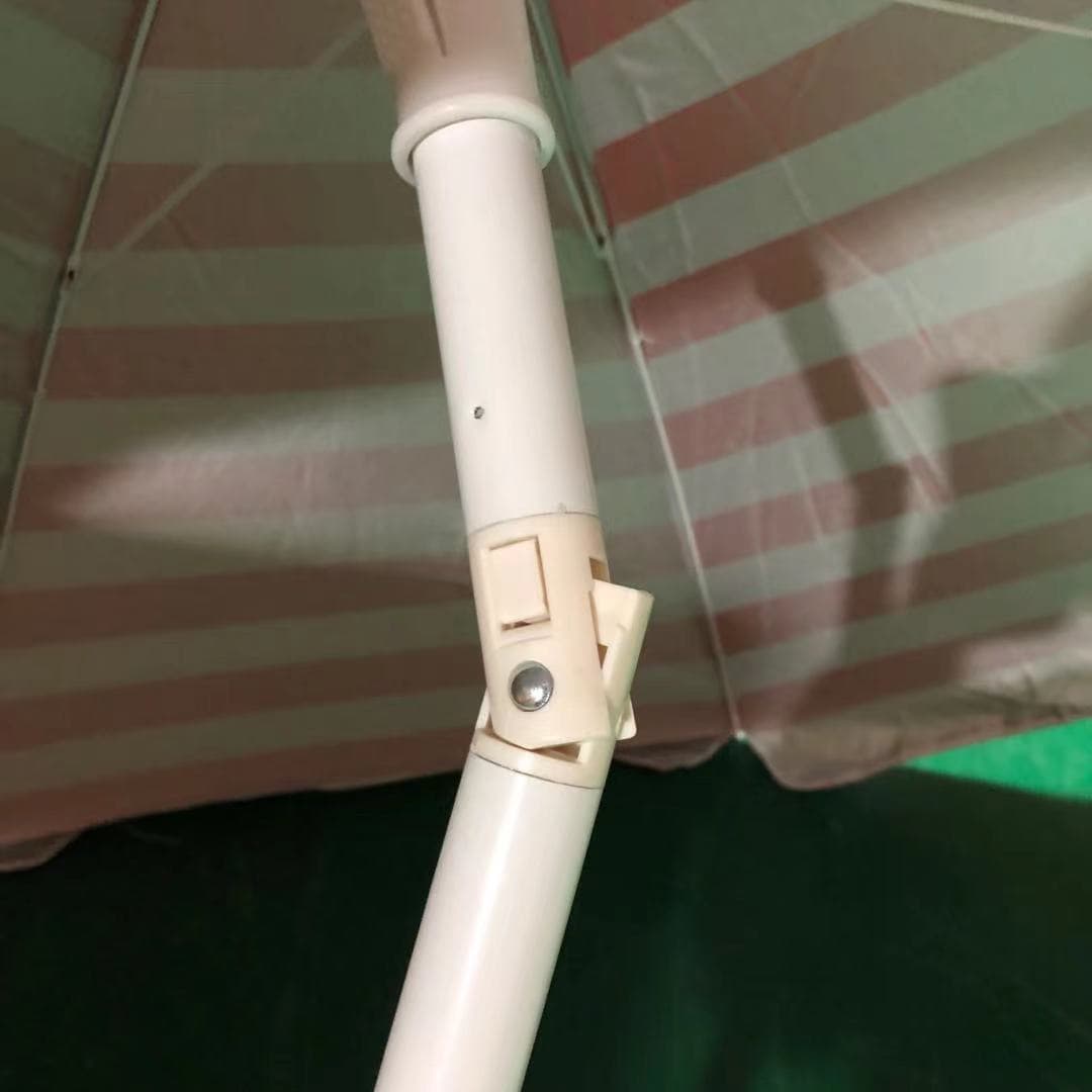 Factory direct sales of 2m UV-protective striped beach umbrellas, large-sized sun umbrellas, street vendor umbrellas, beach umbrellas, outdoor umbrellas.